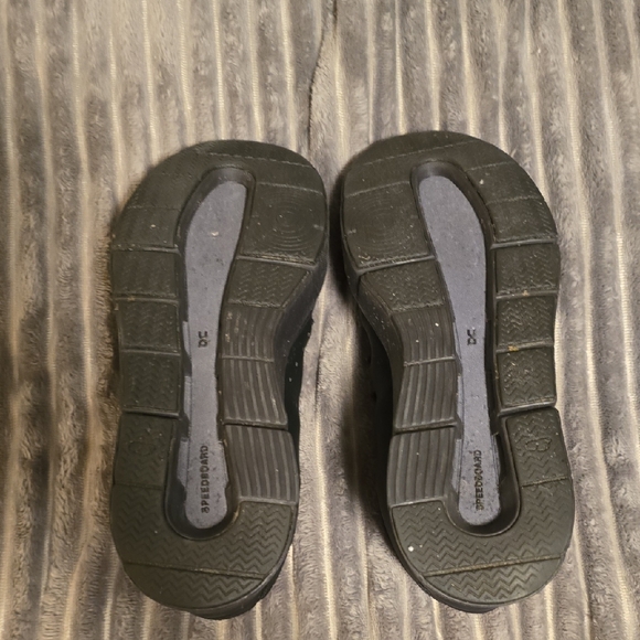 On Running The Roger Womens Black Leather Sneakers - Picture 8 of 10